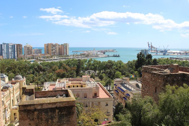 Auge de los Nómadas Digitales en Málaga: Una Vida Mejor que en el Reino Unido con Advertencias Locales